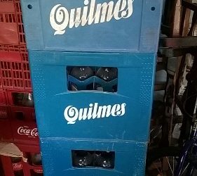 se venden cajones con botellas de cervezas vacías