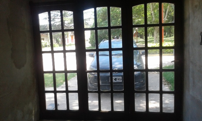 se vende portón de madera maciza de 2,40 mts.