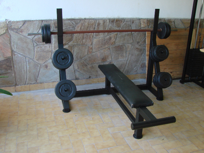 vendo banco olimpico con barra en muy buen estado listo para usar , si nesecitan discos de hierro 5kg  y 10 kg $ 32 el kg negociable.