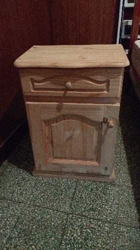 vendo mesa de luz de pino natural. nueva a estrenar