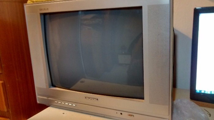 dos tv color 20″ (grundig/ panoramic) con control, en muy buenas condiciones.
