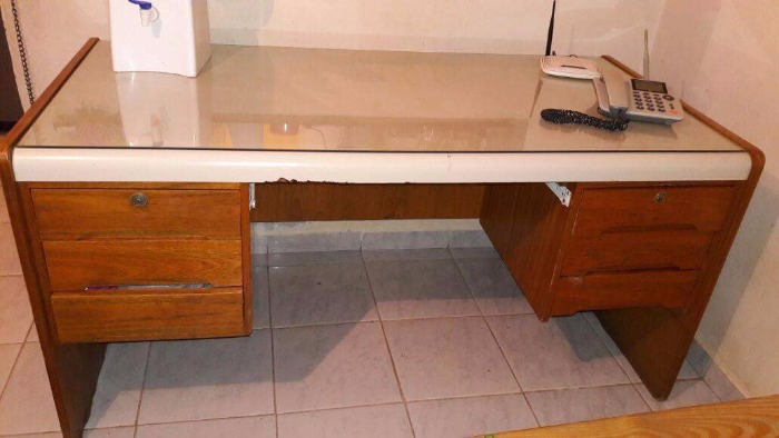 vendo escritorio de madera con tres cajones de cada lado y vidrio arriba