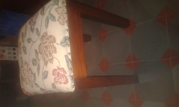 se venden 2 banquetas de madera maciza tapizadas en jaguar estampado excelente estado