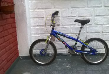 rodado 16 de niño azul metalizado, asiento y manubrio ajustables. 
kent (boy action zoom) importada.