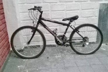 rodado 24 de varón color negra, de cambio asiento ajustable.