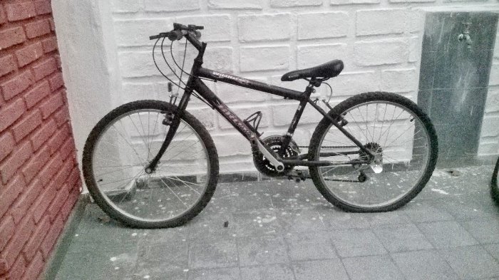 rodado 24 de varón color negra, de cambio asiento ajustable.