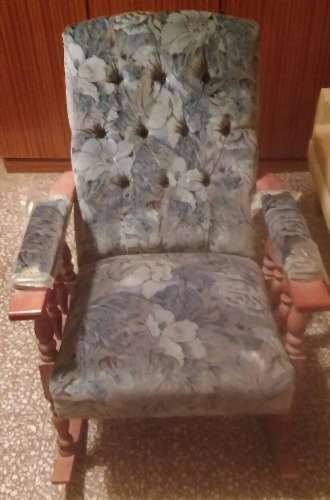 se vende sillón mecedora de madera tapizado en pana estampado… nuevo!!!