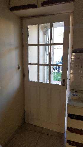 vendo dos puertas placas de madera con marcos de chapa y una puerta madera con vidrios repartidos, marco de madera.