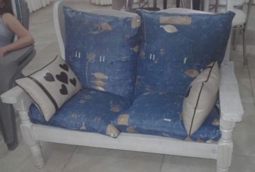 vendo sillón de dos cuerpos con almohadones azules, muy buen estado. consultar por whatsapp