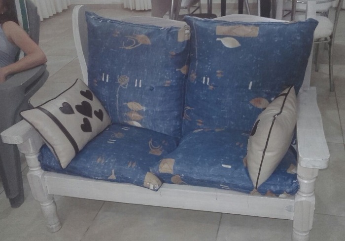 vendo sillón de dos cuerpos con almohadones azules, muy buen estado. consultar por whatsapp