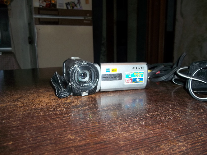 filmadora sony handycam con 4gb de memoria, con bateria, cable usb, etc.