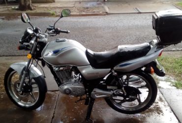 vendo impecable suzuki año 2013 con 9300 km , soy titular y tiene todos los papeles al dia ,  tiene toma para gps y para celular  .muy cuidada