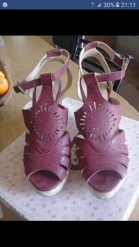 sandalias de mujer n39. poco uso y super comodas. llevalas.