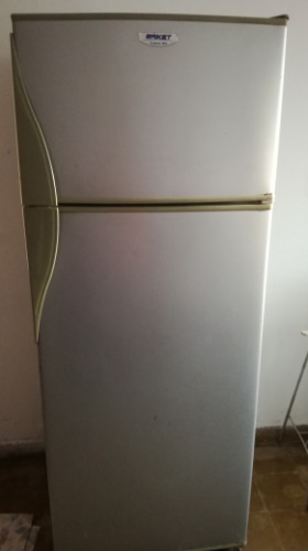 vendo heladera con freezer , marca briket.