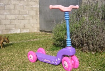 vendo monopatín nena 4 ruedas lila y rosa en muy buen estado
