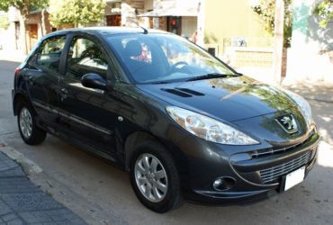 El auto es de primera mano, lo tenemos de cero. Todos los service en concesionario. Interior y exterior impecable. Papeles al dia, listo para transfer
