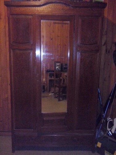 vendo ropero antiguo con puerta con espejo biselado. $2300