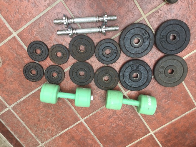 vendo dos mancuernas cromadas, más dos de plástico, y 32 k en discos