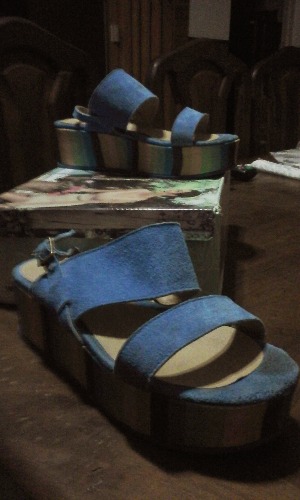 vendo zapatos con plataformas rayadas y azul.