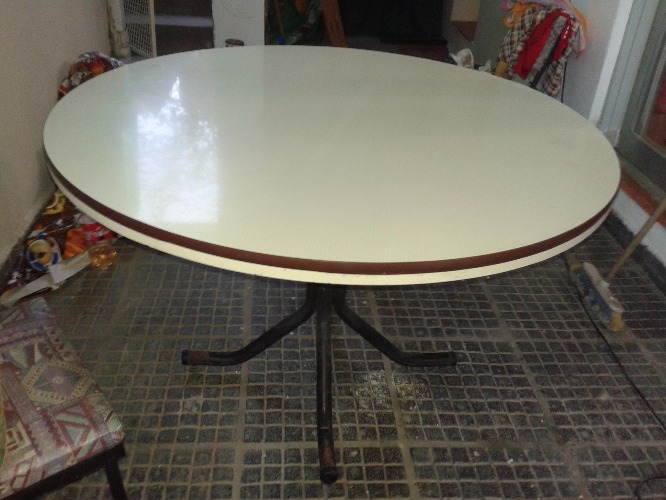 aa si mesa redonda 1.20 ancho patas en hierro usada en buen estado color claro..wsp