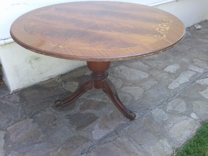 aa si mesa redonda en madera todo madera muy buena usada …cel wsp