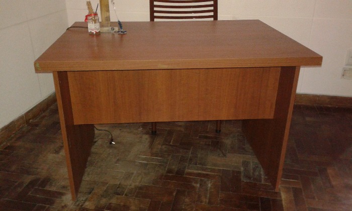 vendo  2 escritorios en excelentes condiciones semi nuevos. $1500 cada uno.