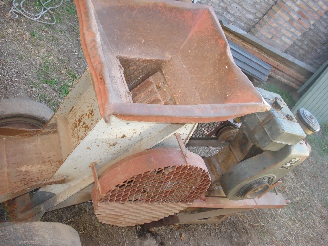 vendo moledora de escombro con motor a explosion villa, en funcionamiento.. lista para trabajar