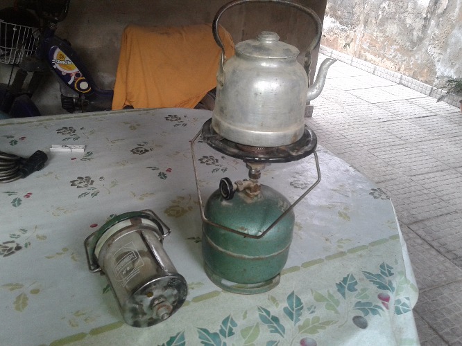 juego completo de camping u otro uso garrafita llena con hornalla y sol de noche  muy bueno vendo..sñr carlos