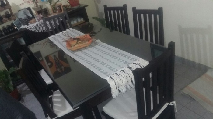 vendo una mesa de 1,60 cm de largo x 90 cm de ancho; de pino color marrón cubierta con vidrio, y seis sillas haciendo juego con sus almohadones.