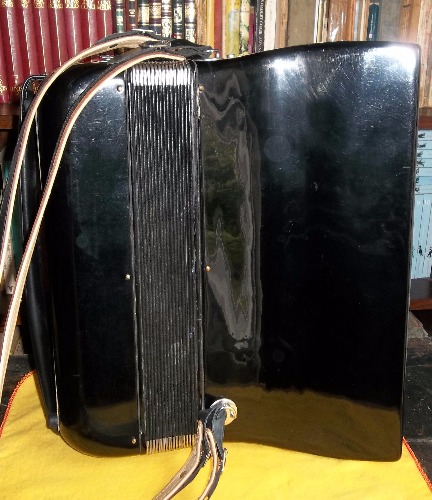 acordeón a piano bompezzo pompeo 120 bajos en cuarta con musette  esta afinado y restaurado, zapatillas y fuelle nuevo