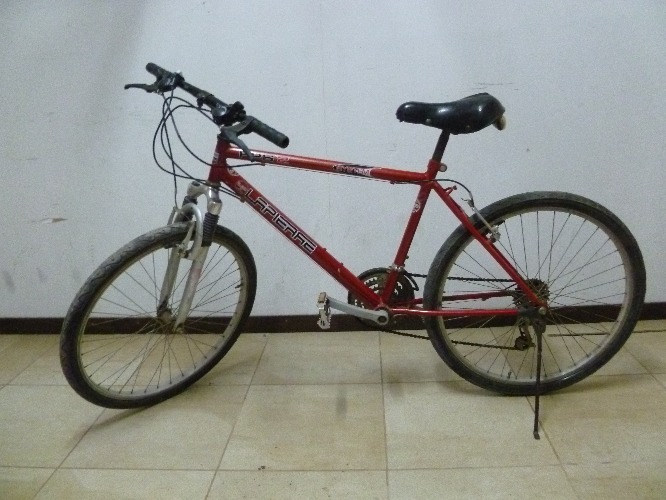 vendo bicicleta roja rodado 26, 18 cambios ‘shimano’, buen estado.
