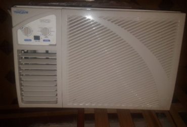 se vende aire acondicionado ventana de 3000 f con un año de uso excelente oortunidad escucho oferta!!!!