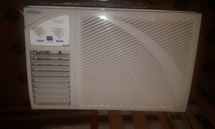 se vende aire acondicionado ventana de 3000 f con un año de uso excelente oortunidad escucho oferta!!!!