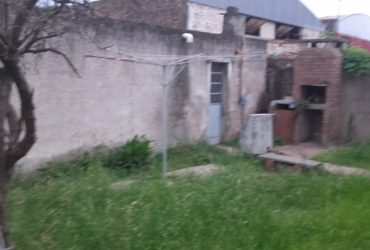 alquilo  casa cómoda, cocina comedor, living, baño, galería cubierta y garage cerrado en alquiler temporario, garantias con recibo de sueldo (2)