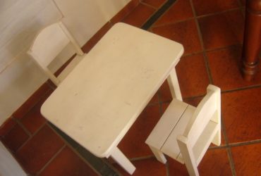 vendo 1 mesita con 2 sillitas para niños de madera maciza pintada color blanco como nueva