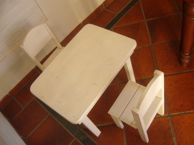 vendo 1 mesita con 2 sillitas para niños de madera maciza pintada color blanco como nueva
