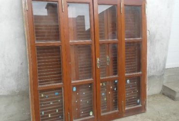 se vende ventana usada de madera maciza de cedro de 1,60 -1,60 m.con vidrio repartido,mosquiteroy celosia muy buen precio
