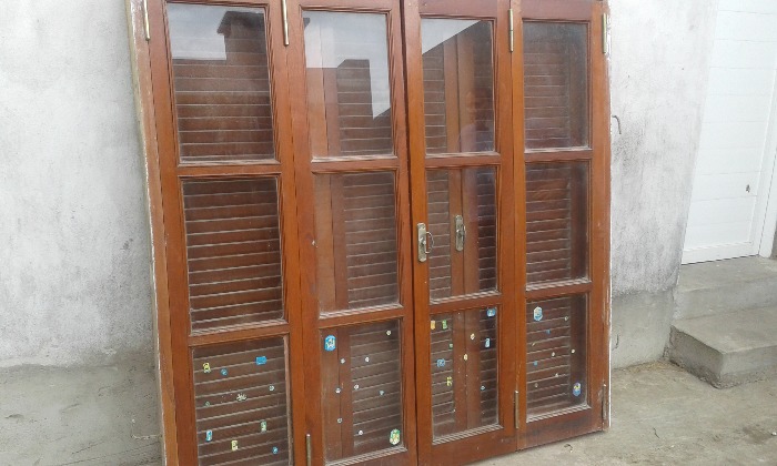 se vende ventana usada de madera maciza de cedro de 1,60 -1,60 m.con vidrio repartido,mosquiteroy celosia muy buen precio