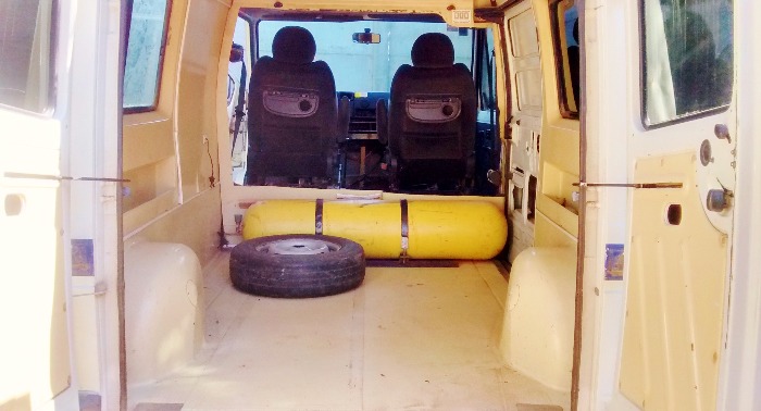 renault trafic 310, nafta/gnc. papeles al dia. muy bien de chaperia y motor 1.4,  “totalmente reparado”. titular. uso familiar