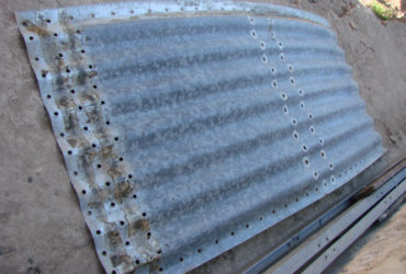 vendo  70 chapas usadas para silos cerealeros de 2,20×2 metros super reforzadas en muy buen estado y parantes para armar el silos.