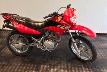 vendo honda xr 125 2012 roja 7000kms, unico dueño, todos los papeles al dia, service hechos a los kms correspondientes. su consulta no es molestia