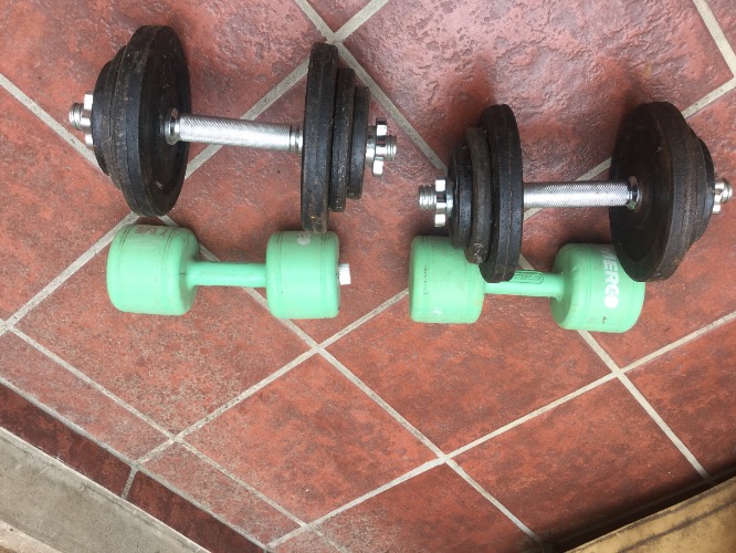 vendo dos mancuernas cromadas, más dos de plástico, y 32 k en discos