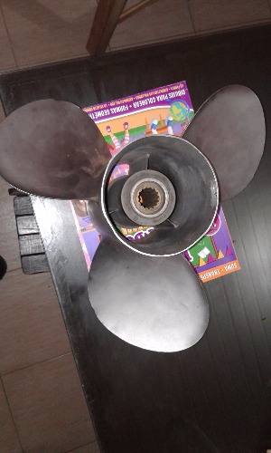 vendo helice de acero inoxidable paso 19, para motor mercury de 90 hp hacia adelante
