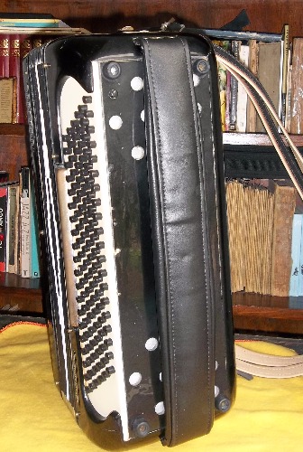 acordeón a piano bompezzo pompeo 120 bajos en cuarta con musette  esta afinado y restaurado, zapatillas y fuelle nuevo