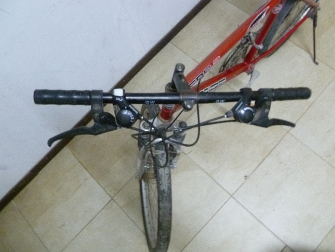 vendo bicicleta roja rodado 26, 18 cambios ‘shimano’, buen estado.