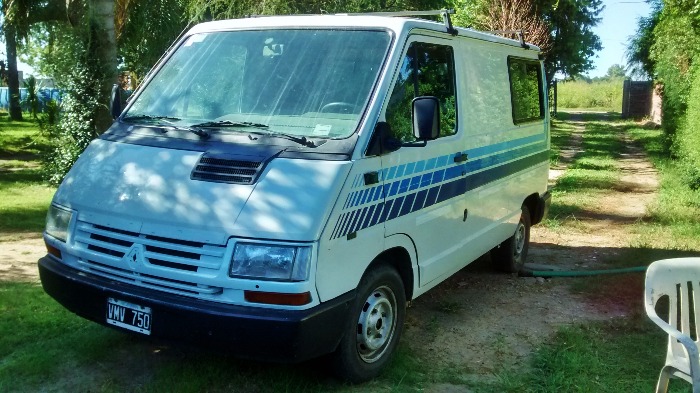 renault trafic 310, nafta/gnc. papeles al dia. muy bien de chaperia y motor 1.4,  “totalmente reparado”. titular. uso familiar