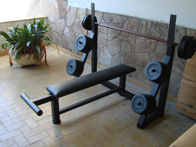 vendo banco olimpico con barra en muy buen estado listo para usar , si nesecitan discos de hierro 5kg  y 10 kg $ 32 el kg negociable.