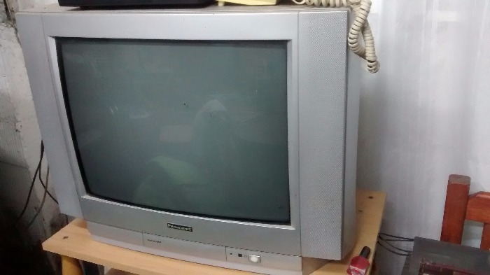 dos tv color 20″ (grundig/ panoramic) con control, en muy buenas condiciones.
