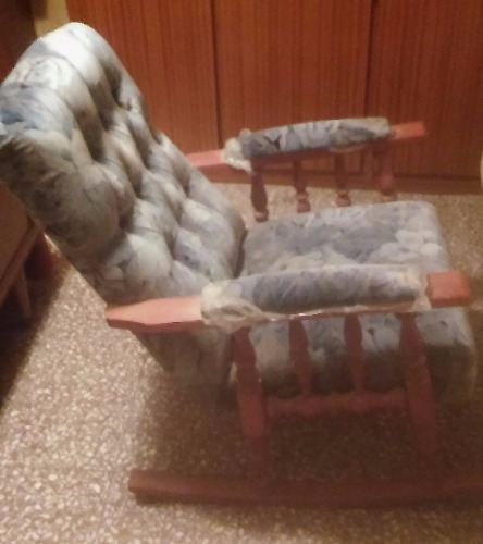 se vende sillón mecedora de madera tapizado en pana estampado… nuevo!!!