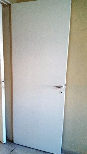 vendo dos puertas placas de madera con marcos de chapa y una puerta madera con vidrios repartidos, marco de madera.